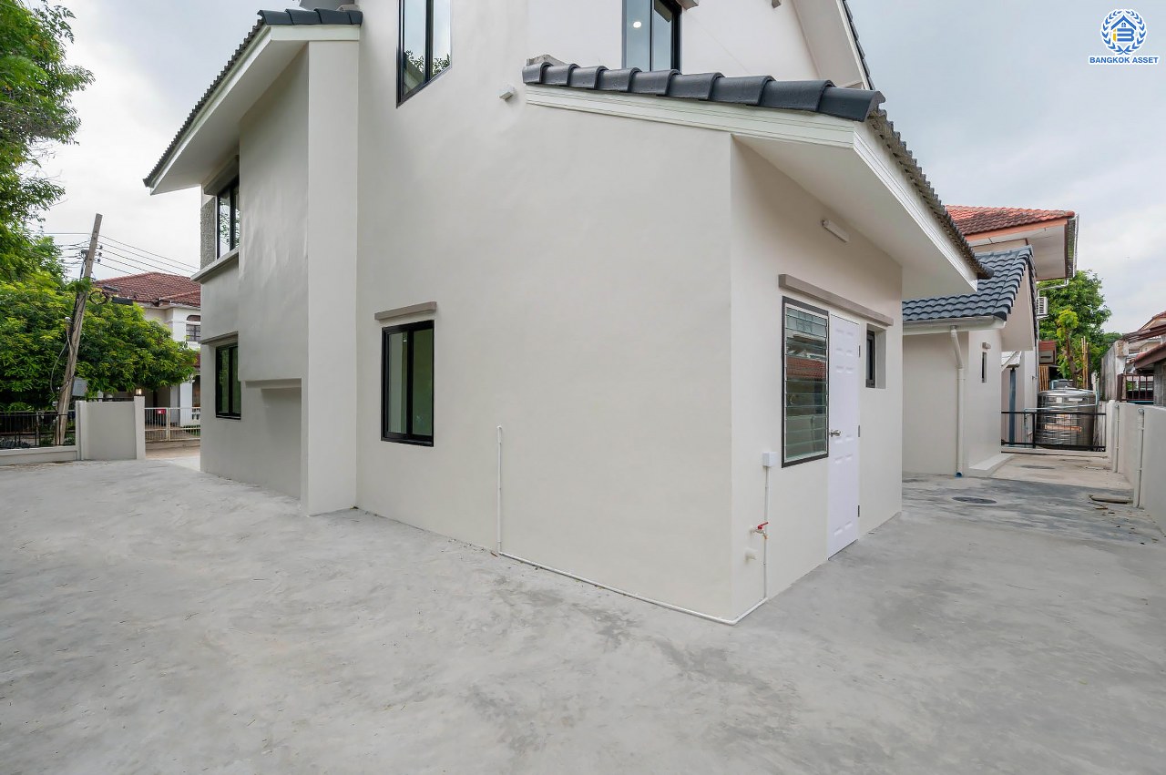 บ้านมือสองตกแต่งใหม่ คุณภาพแบรนด์ LH โครงการ ชลลดา บางบัวทอง เนื้อที่ 83 ตร.ว. ตกแต่งหรูหรา ฟังก์ชันจัดเต็ม 5 ห้องนอน 3 ห้องน้ำ จอดรถได้ 2 คัน พร้อม Facilities ครบ! บนทำเลคุณภาพ เชื่อมต่อได้หลายเส้นทาง ใกล้เซ็นทรัลเวสต์เกต และรถไฟฟ้า "สถานีบางพลู"